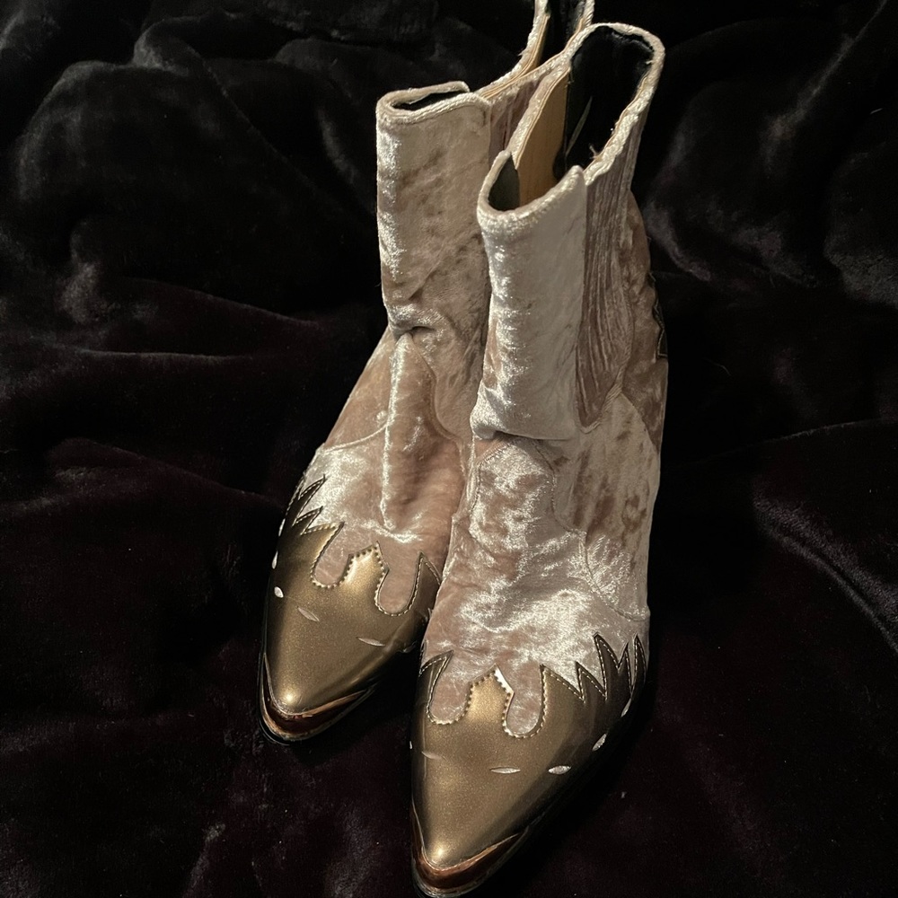 Cape Robbin Booties Size 8 - image 1